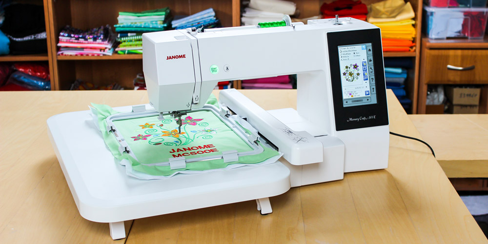 hafciarka janome maszyna pozwala haftowac wzory na bluzach i koszulkach
